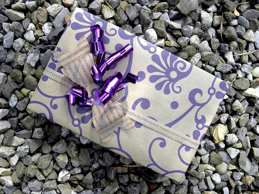 purple and white gift box, gift wrap, packed, wereldwinkel HD wallpaper