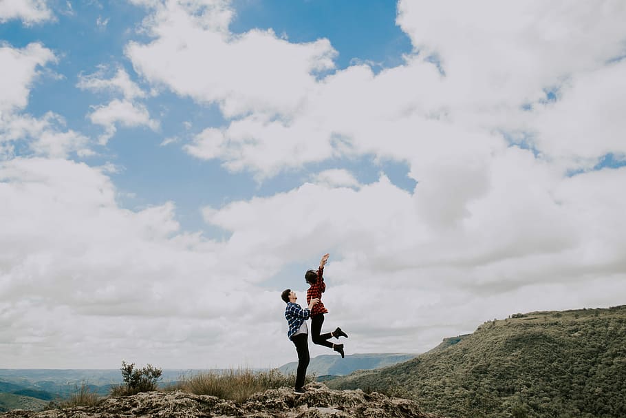 man lifting woman on top of the mountain, woman and man doing jump shot on hill HD wallpaper