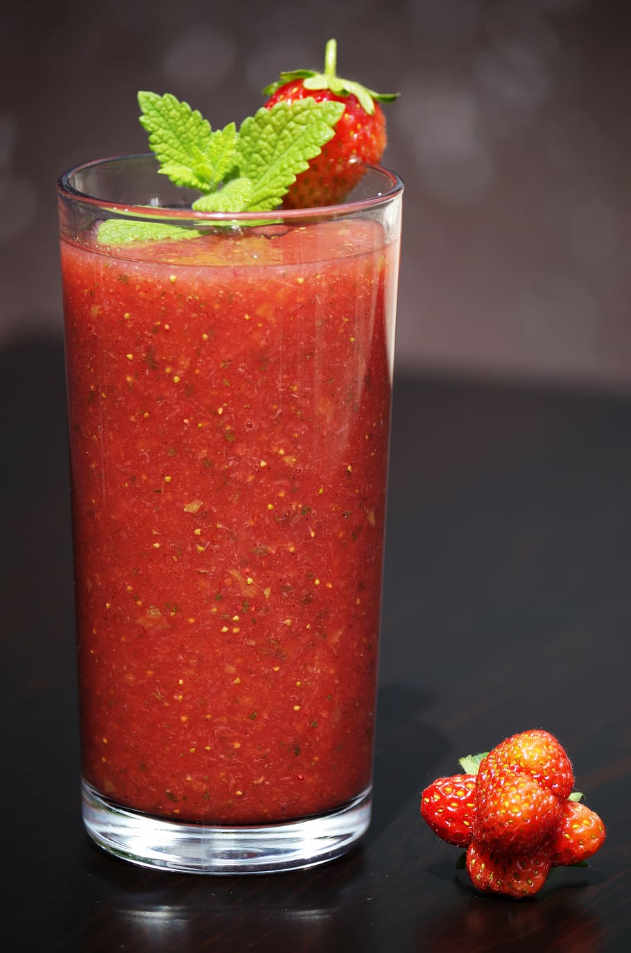 closeup photography of strawberry juice in glass, smoothie HD wallpaper