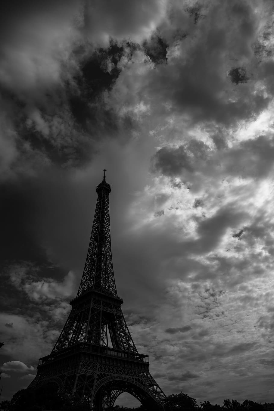 Paris, Tower, eiffeil tower, sky, black and white, dramatic HD wallpaper