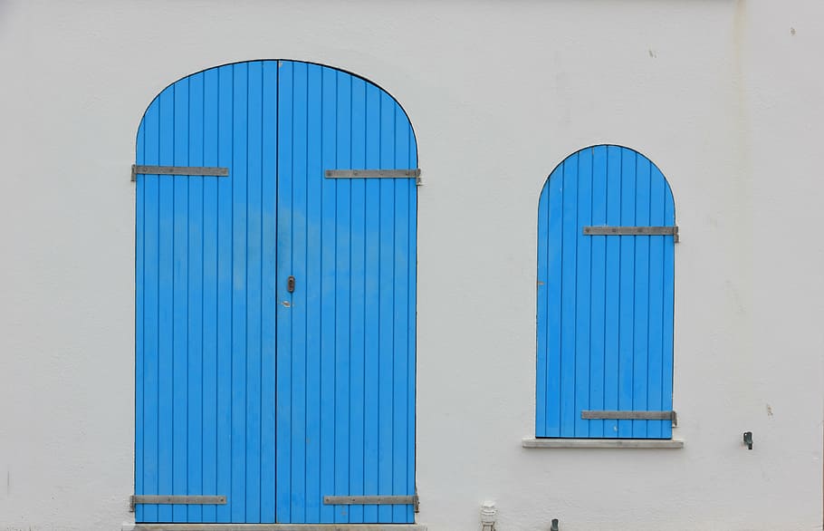 closed blue wooden door, italy, sardinia, alghero, seafront HD wallpaper