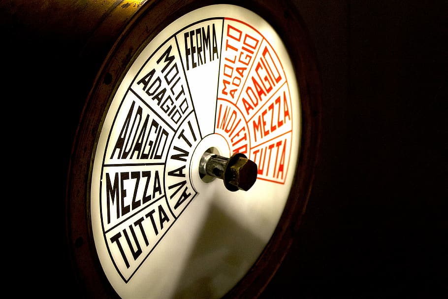 closeup photo of round white frame, round white and brown roulette HD wallpaper