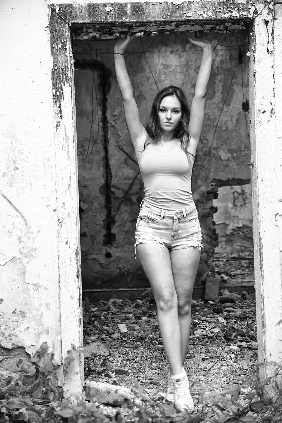 grayscale photograph of woman with her hands up high under door frame HD wallpaper