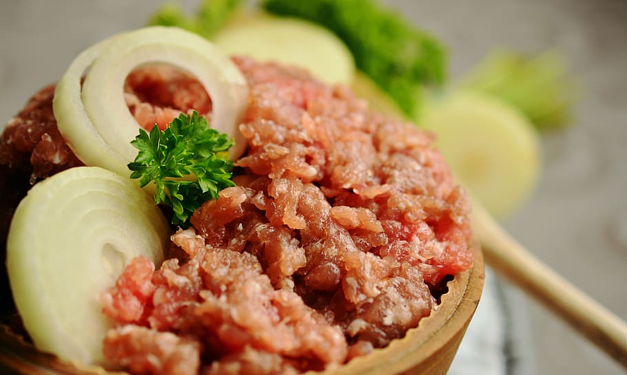 sliced onions on cooked meat, minced meat, minced ' meat, schweinemett, HD wallpaper