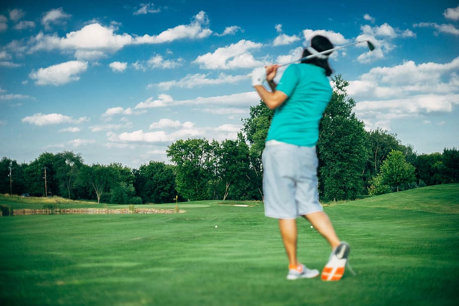 man with swung golf club at the field during day, photo of man playing golf HD wallpaper