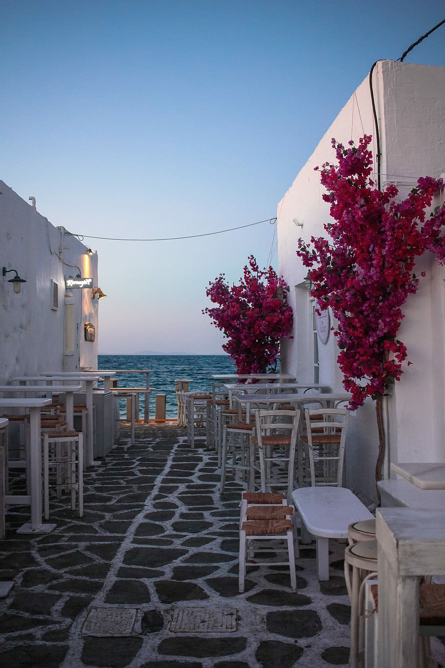 white wooden table and chairs near body of water, restaurant near ocean HD wallpaper