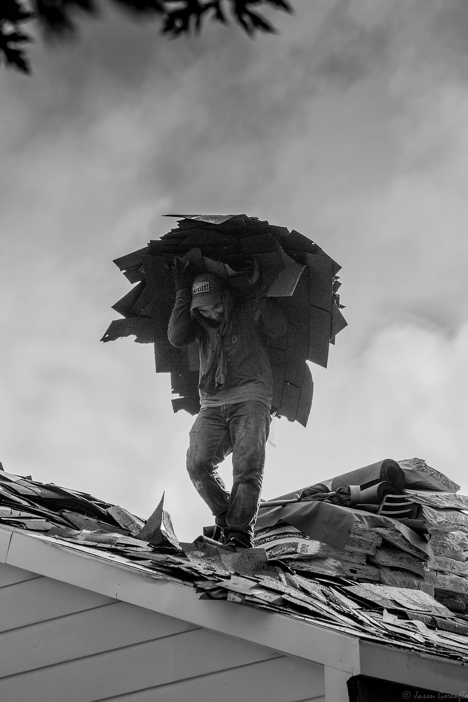 person carrying roof rugs on top of house, Work, Labor, Workman, HD wallpaper