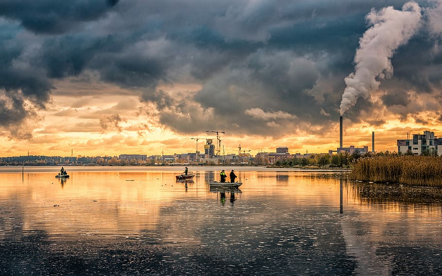 panoramic photo of people riding on boats, two person in boat under cloudy sky HD wallpaper