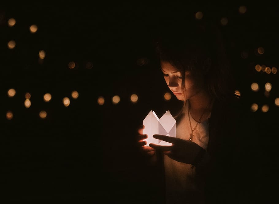 woman holding white light, dark, night, bokeh, lights, people HD wallpaper