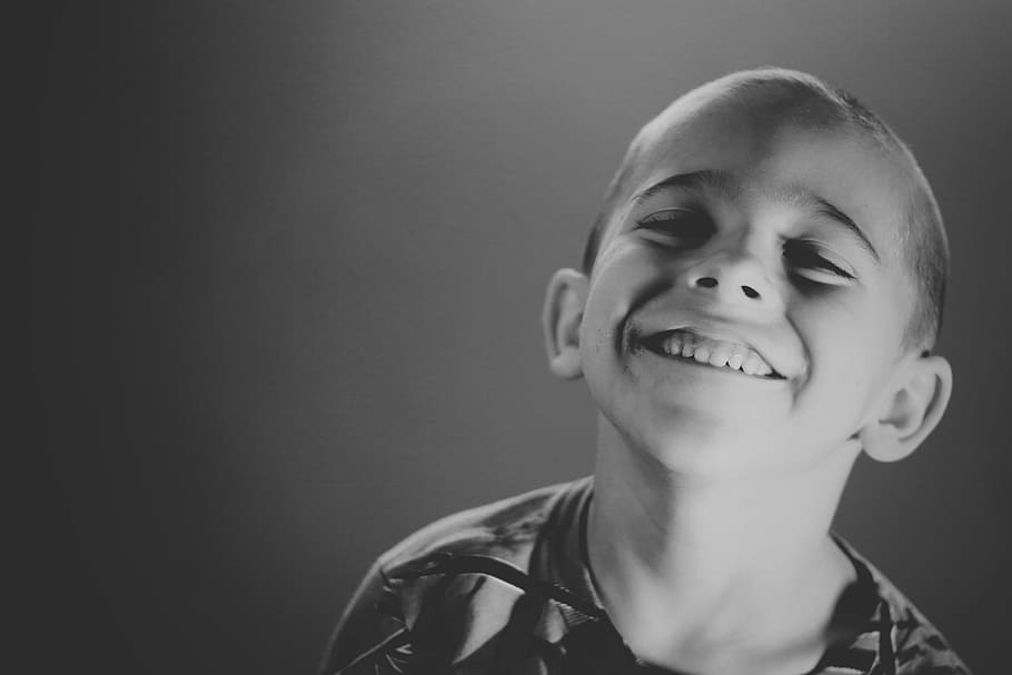 grayscale photo of boy wearing crew-neck top, greyscale photo of smiling boy HD wallpaper