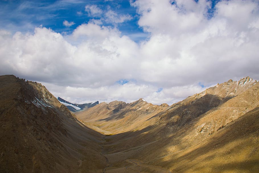 brown hills under cloudy sky at daytime, mountain, shadow, rock HD wallpaper