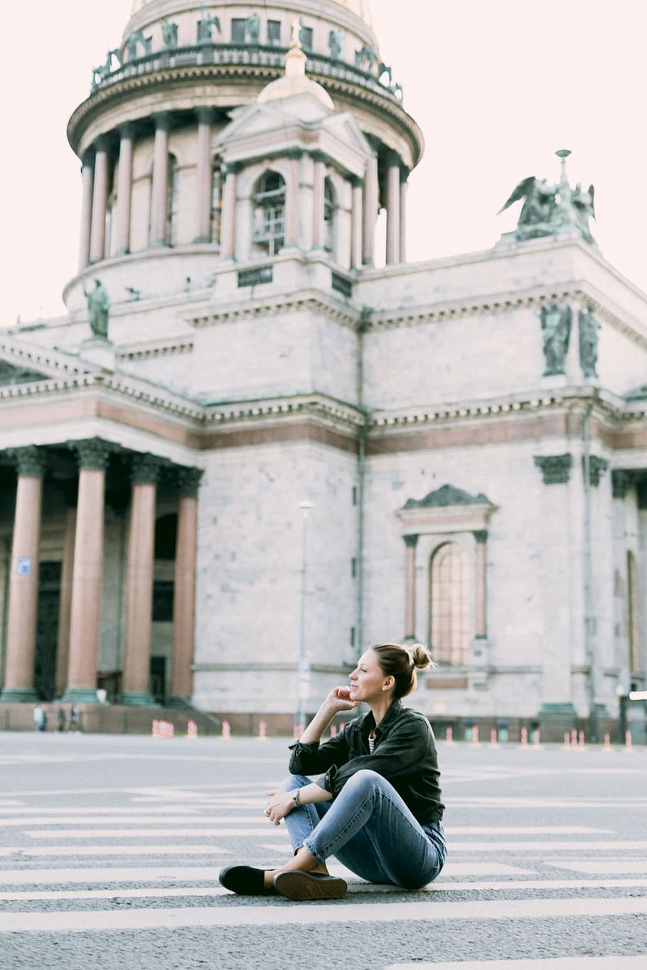 Woman Wearing Black Long-sleeved Shirt and Blue-washed Boyfriends Jeans Sitting Gesture HD wallpaper