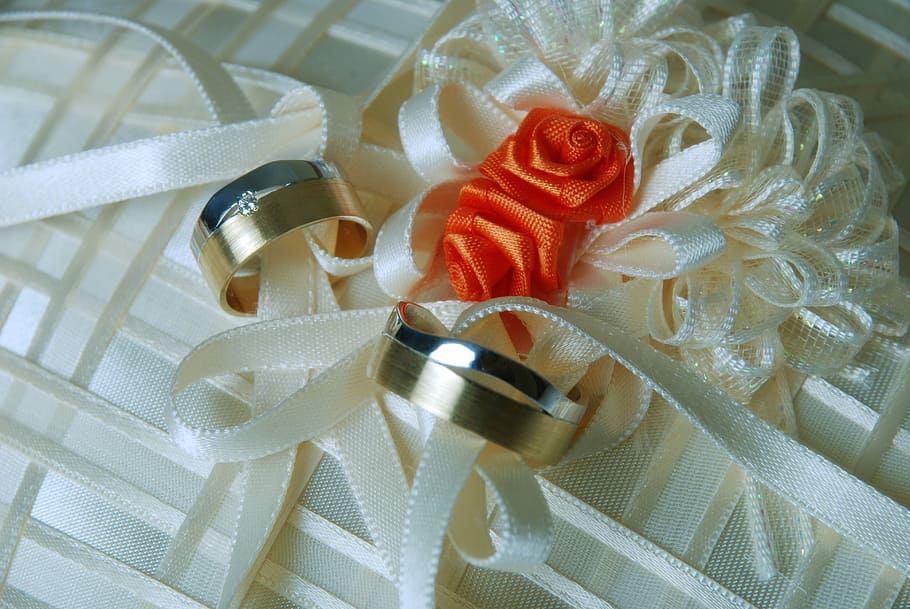Gold Wedding Rings, beautiful wedding background, engagement ring
