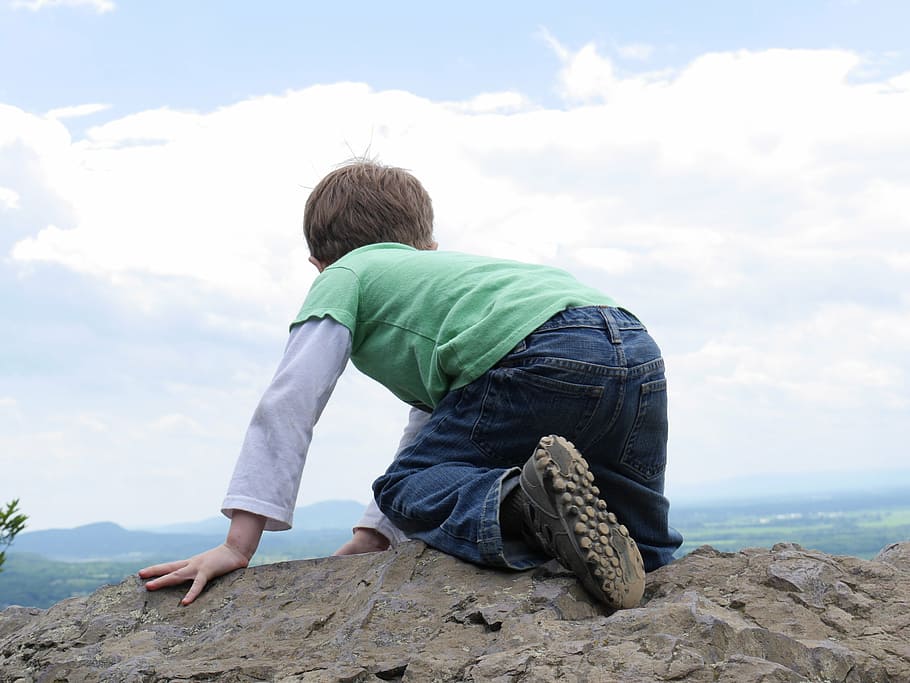 boy kneeling on cliff under white clouds during daytime, child HD wallpaper