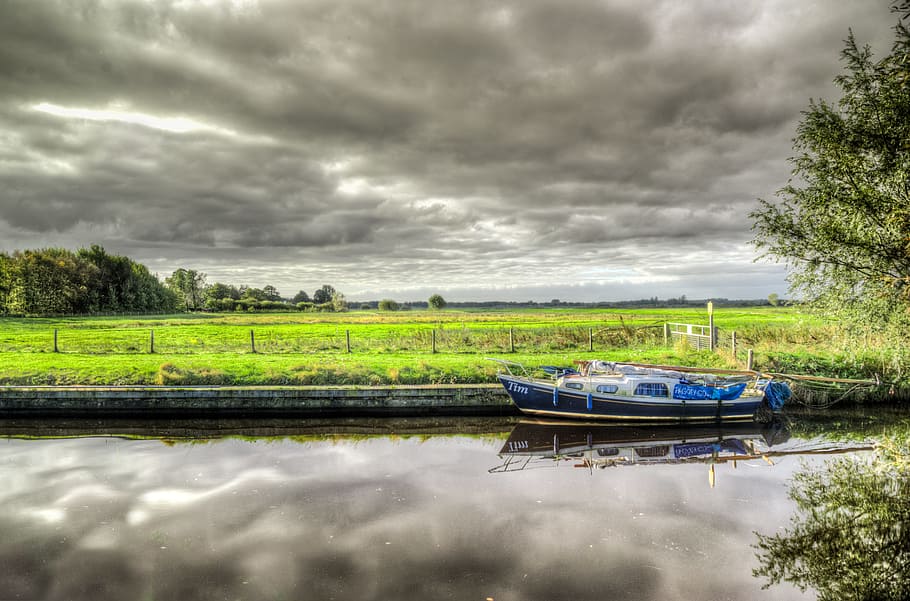 White and Blue Power Boat on Body of Water Under Clouds, daylight HD wallpaper