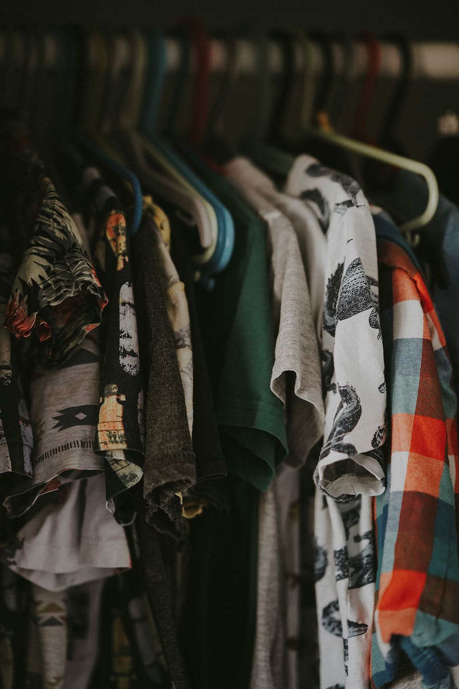 Boys clothing hanging in a wardrobe / closet, assorted T-shirt lot, HD wallpaper