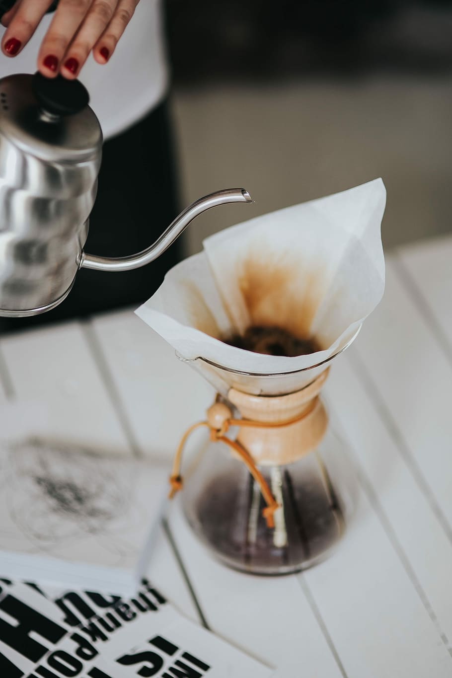 Woman pouring water in Chemex filter coffee maker, cafe, hot water, HD wallpaper