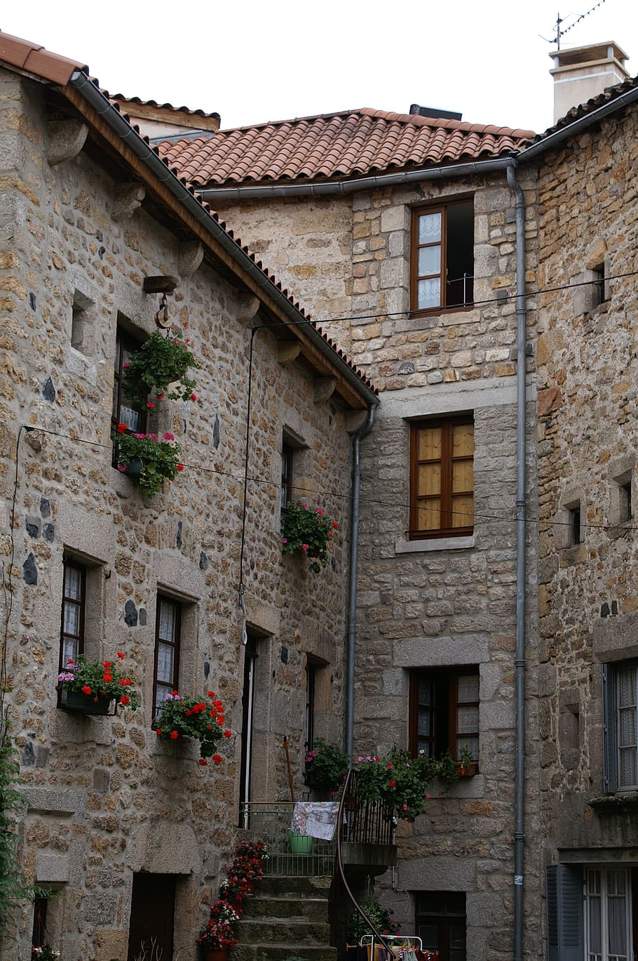 old village, france, old stone houses, fenêtes, planters, flowers, HD wallpaper