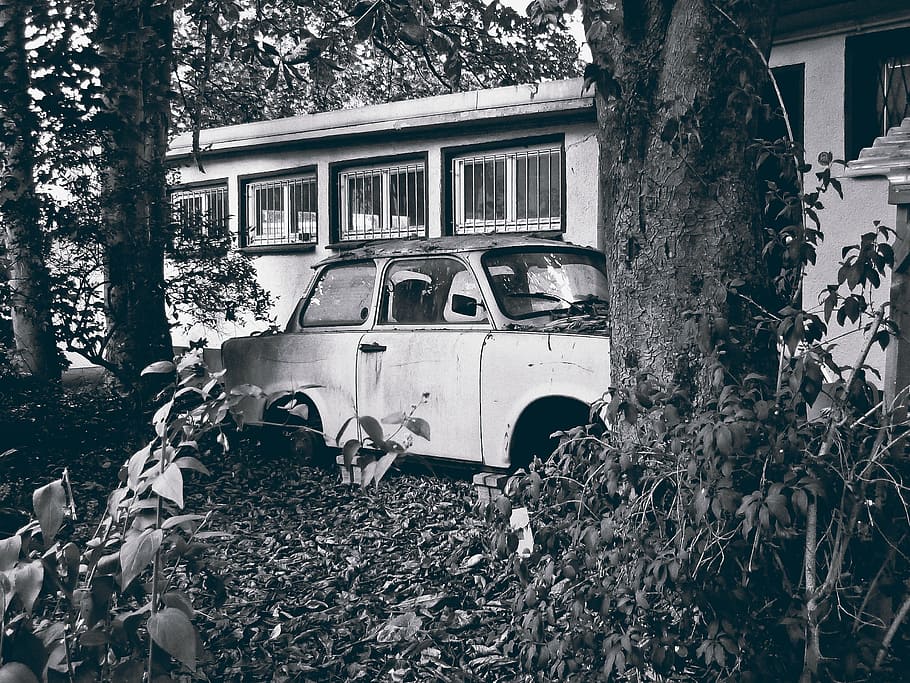 auto, wreck, broken, scrap, vehicle, satellite, forget, black white HD wallpaper