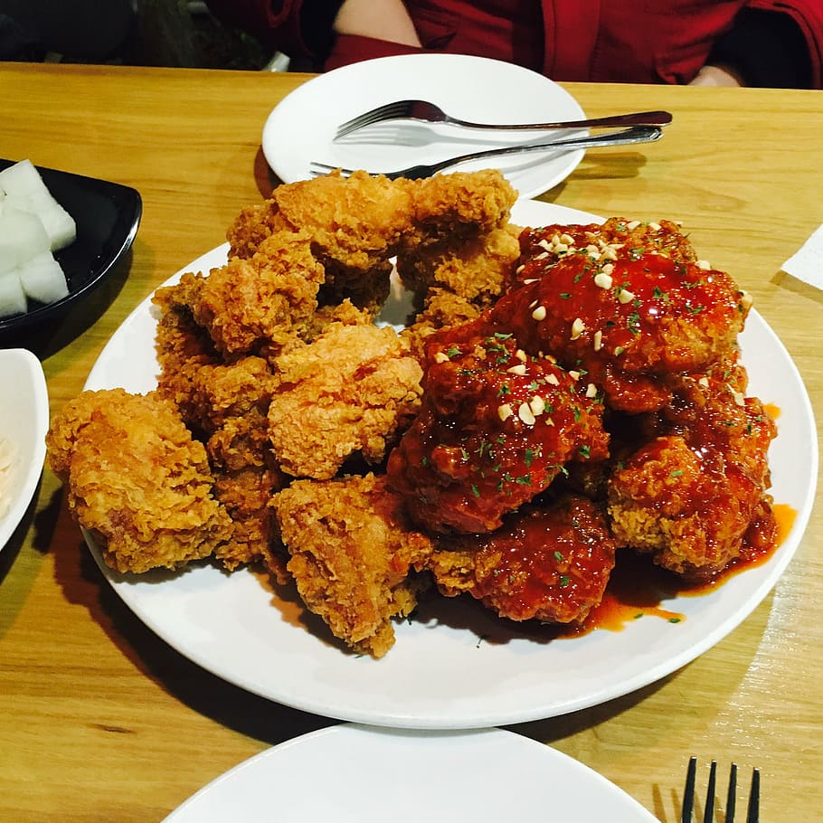 fried chicken with sauce on plate on table, food, chicken dishes