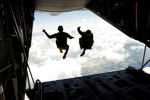 two person jumping off an airplane, skydiving, falling, parachuting HD wallpaper