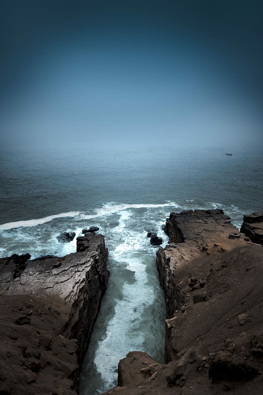 aerial photography of cliff near body of water during daytime, aerial photography of rocks near body of water HD wallpaper