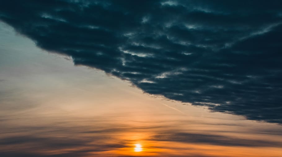 photograph of water during golden hour, dark clouds during sunset HD wallpaper