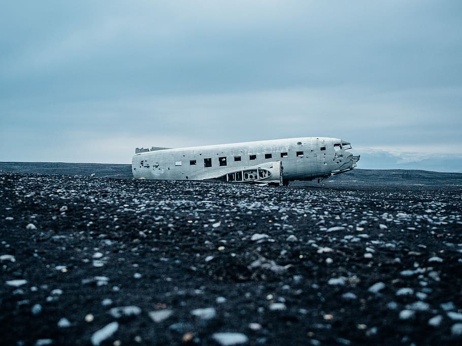 wrecked plane on the desert, wrecked plane on clear flat terrain, HD wallpaper