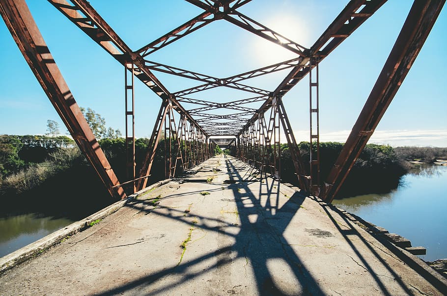brown bridge under blue and white cloudy sky during daytime, architectural photography of brown concrete footbridge HD wallpaper