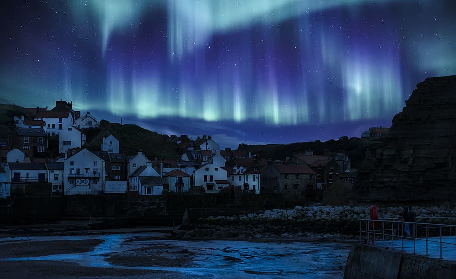 aurora borealis above villlage, northern lights, yorkshire, staithes, HD wallpaper