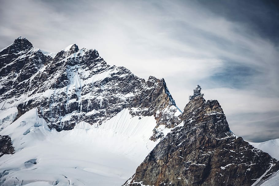 closeup photo of snow coated mountain, snow-covered mountain under cloudy sky HD wallpaper