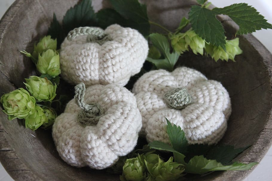 three white knitted squash table decor, pumpkins, hooks, hooking HD wallpaper
