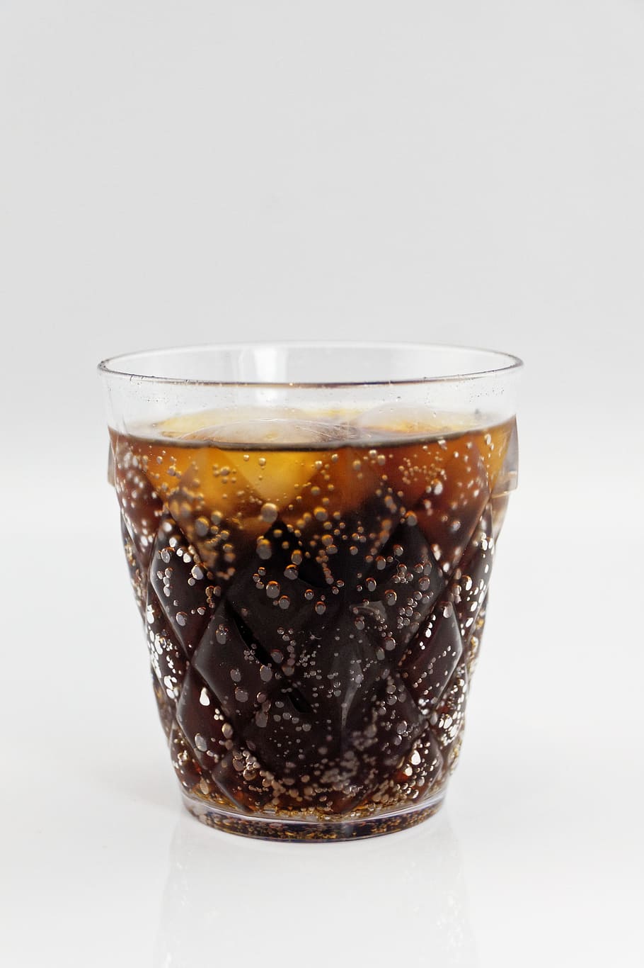 cola inside clear drinking glass, erfrischungsgetränk, refreshment
