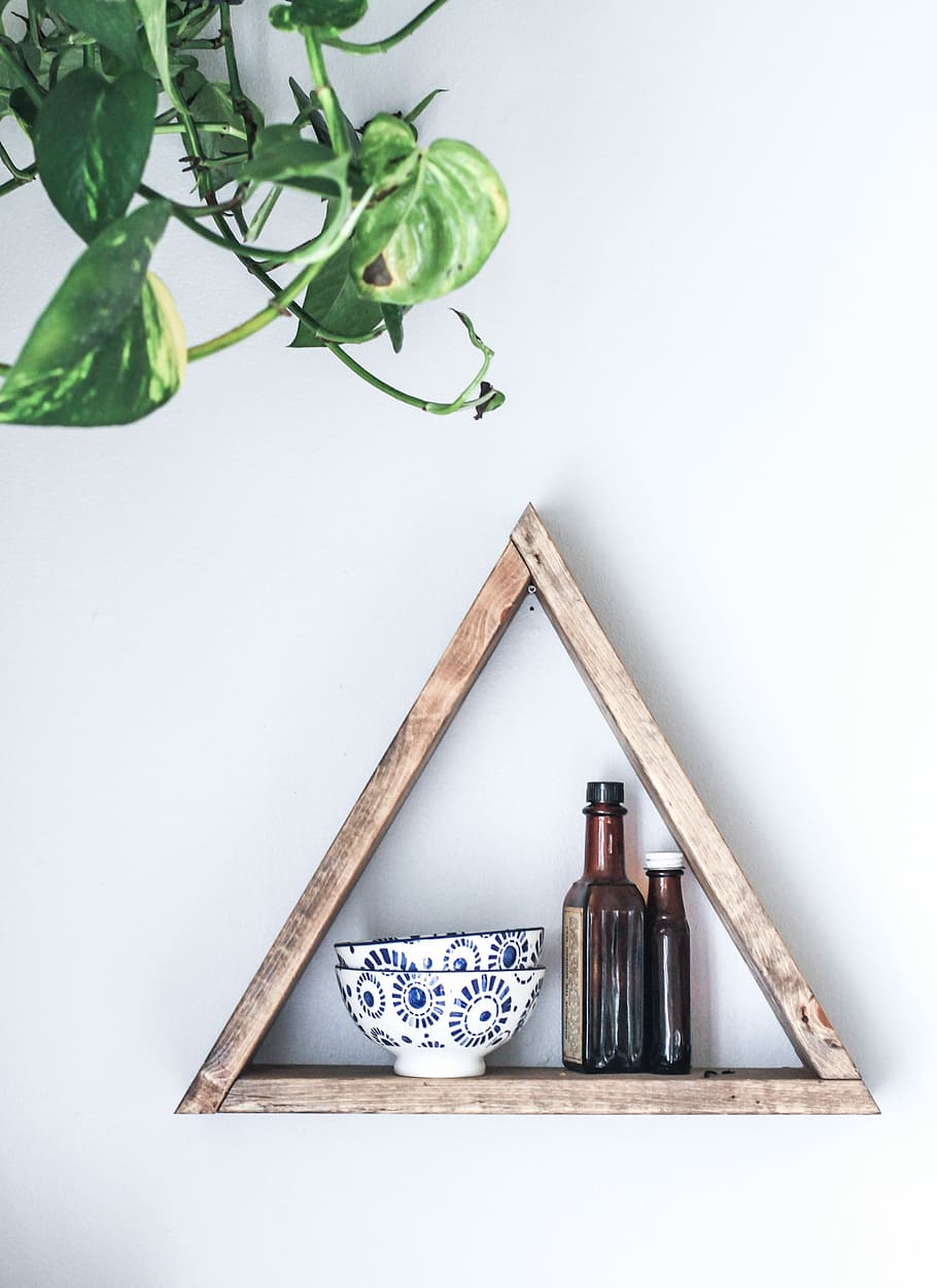 two white-and-blue ceramic bowls on wooden rack, photo of brown wooden pyramid wall mounted shelf with bowls and bottles, HD wallpaper
