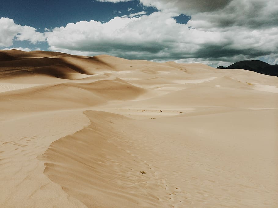 desert field under white cloudy sky during daytime, sand, dramatic HD wallpaper