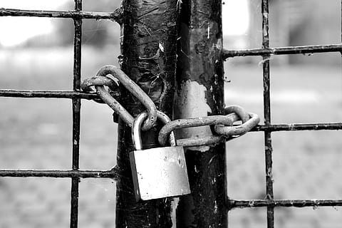 grayscale photography of gate with padlock and chain, fence HD wallpaper