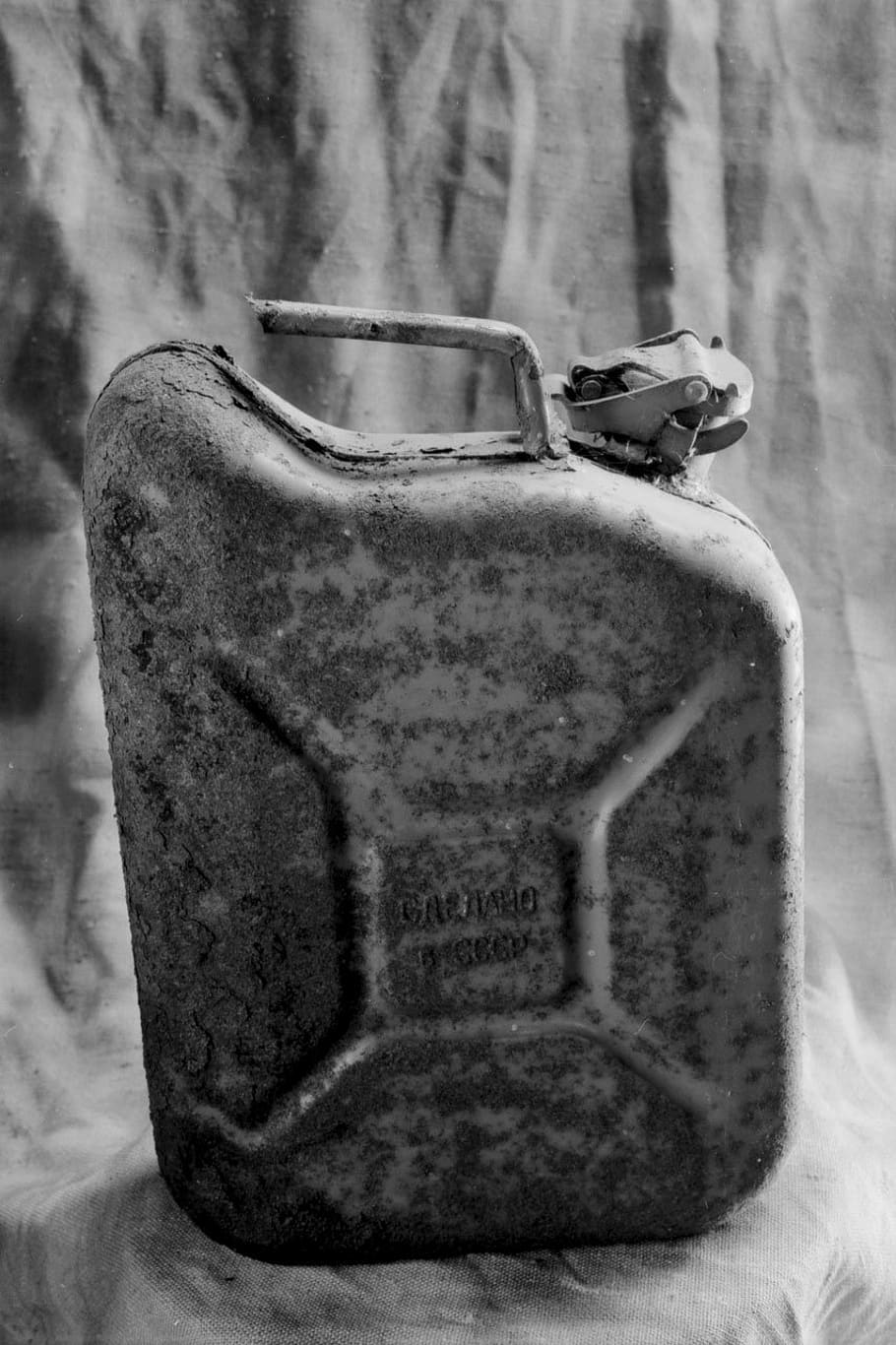 jerry, can, rusty, container, old, weathered, worn, object HD wallpaper