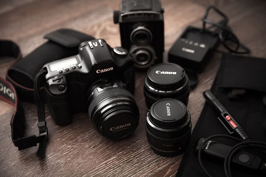 black Canon DSLR camera on brown wooden floor, lens, photo HD wallpaper