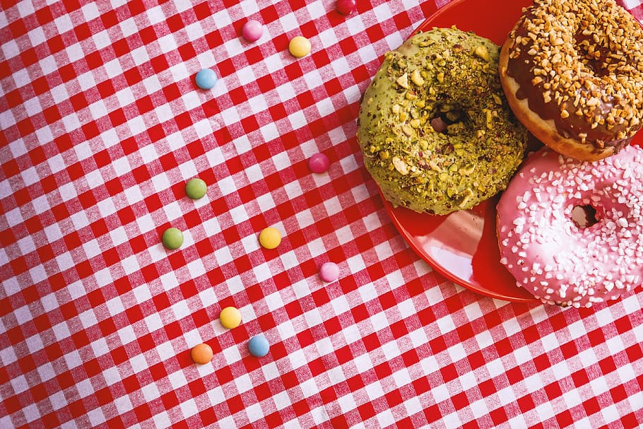 close-up photo of doughnuts on red ceramic plate, table, cloth HD wallpaper