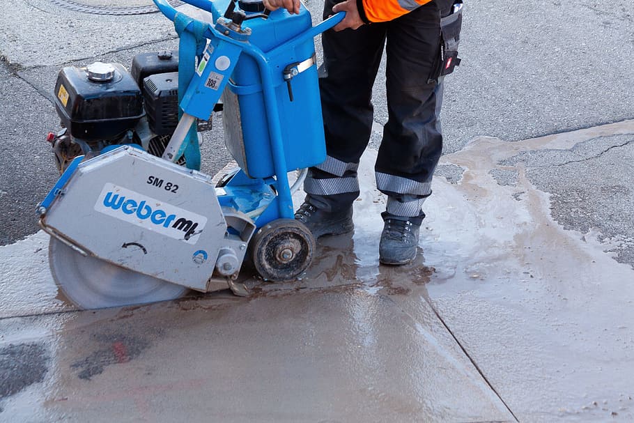man operating blue and gray Weber SM82 concrete saw, road construction, HD wallpaper