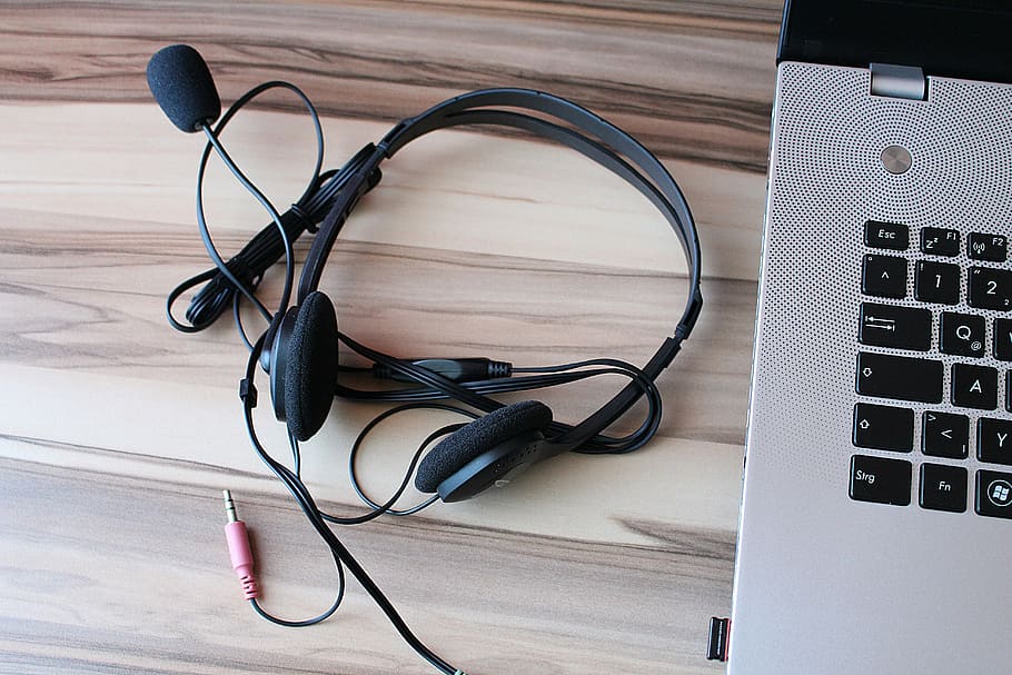 black corded headset beside laptop on table, headphones, microphone HD wallpaper