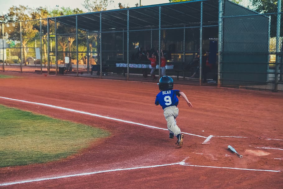 boy hit the ball running for the next base, boy running on baseball field, HD wallpaper