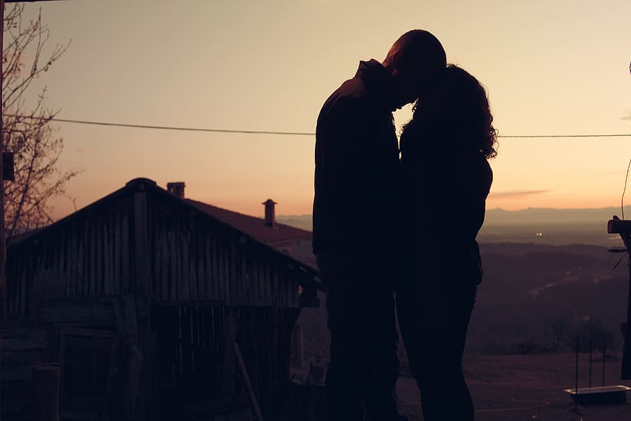 silhouette of a man and woman about to kiss, photo, couple, love