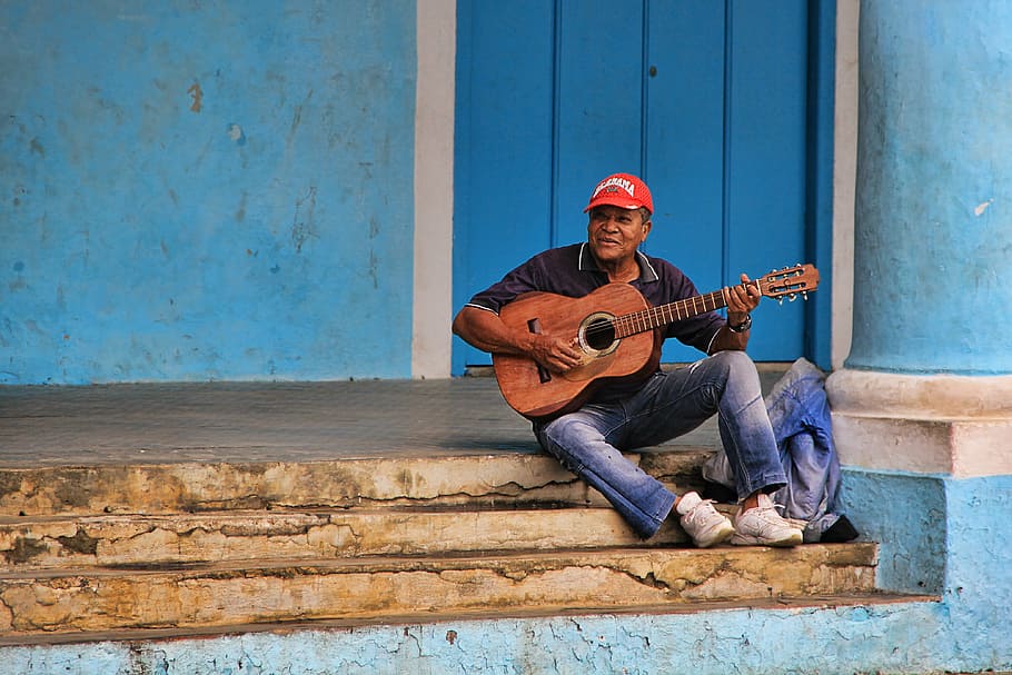 man wearing black polo shirt sitting on stairs while playing acoustic guitar, HD wallpaper