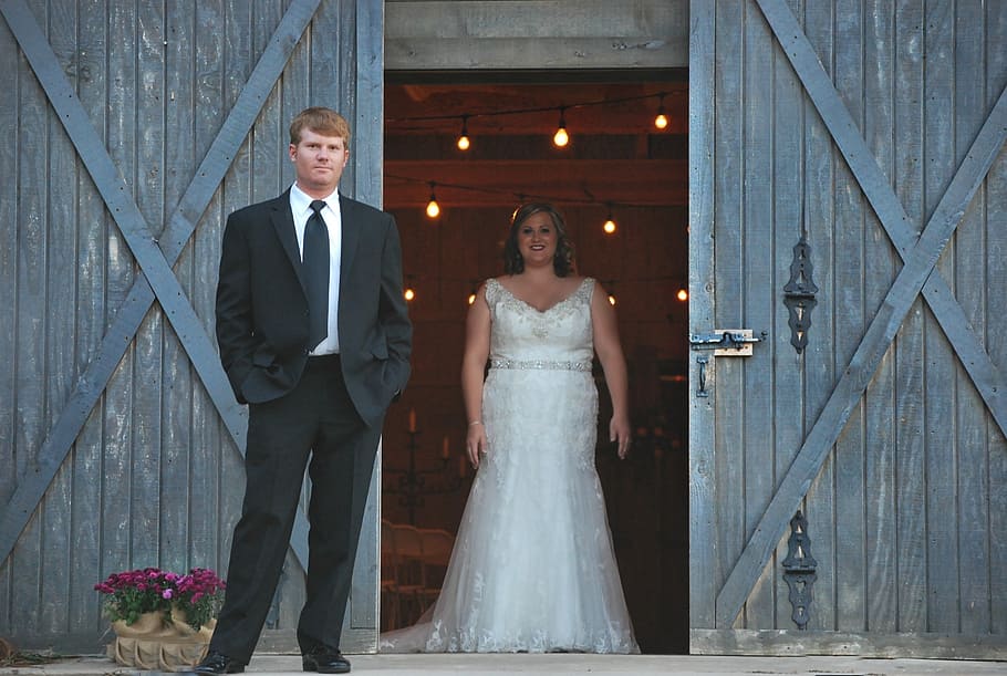 bride and groom standing on barnyard, wedding, love, couple, man, HD wallpaper