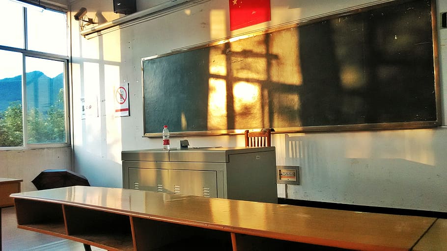 gray teacher's desk near the chalkboard, classroom, twilight HD wallpaper