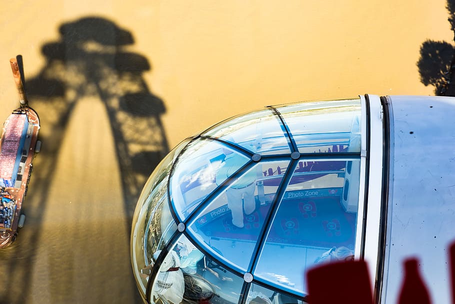 London Eye carriage above river during daytime, view of capsule room with ferris wheel HD wallpaper
