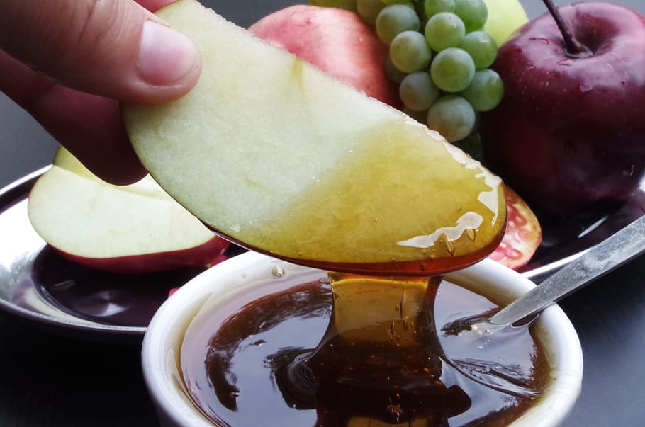person dipping apple slice in honey, new year, the israeli, pomegranate, HD wallpaper