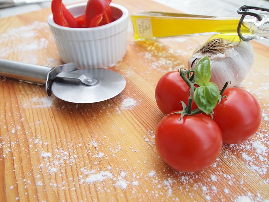 tomatoes beside garlic and pizza slicer, eat, oil, paprika HD wallpaper