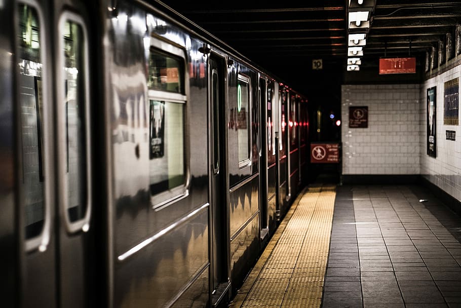 train loading station, closeup photography of black train, subway HD wallpaper